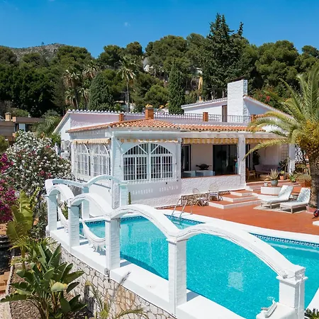 Lina - Andalusian 3-bedroom With Pool & Ocean View *